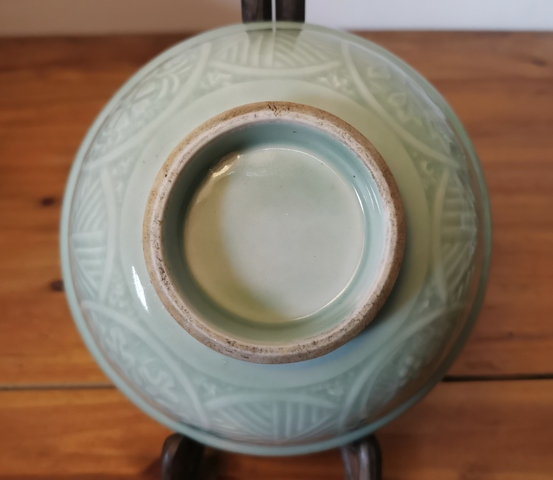 古玩陶瓷日本明治青釉刻花折沿碗真品鑒賞圖