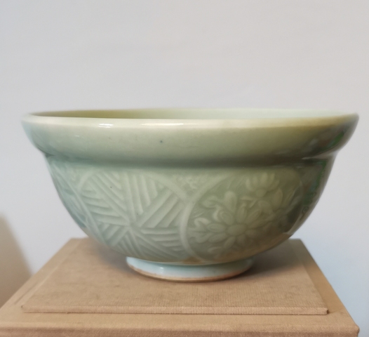 古玩陶瓷日本明治青釉刻花折沿碗真品鑒賞圖