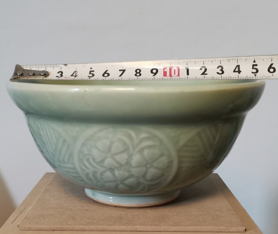 古玩陶瓷日本明治青釉刻花折沿碗真品鑒賞圖