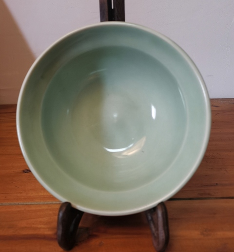 古玩陶瓷日本明治青釉刻花折沿碗真品鑒賞圖