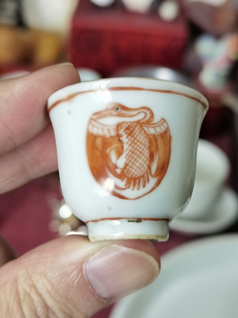 古玩陶瓷團鶴紋礬紅杯真品鑒賞圖