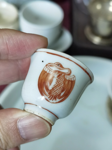 古玩陶瓷團鶴紋礬紅杯真品鑒賞圖
