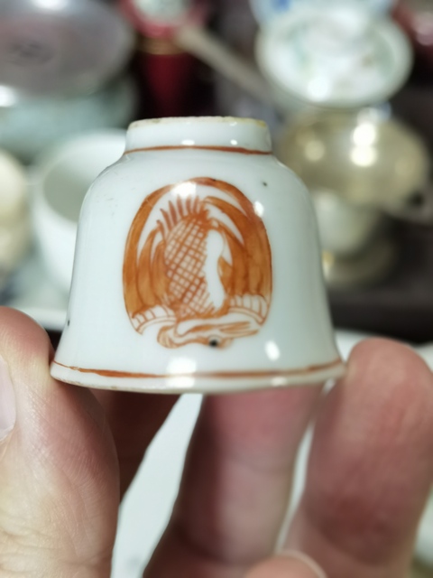 古玩陶瓷團鶴紋礬紅杯真品鑒賞圖