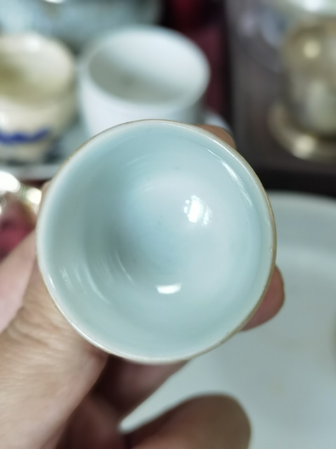 古玩陶瓷團鶴紋礬紅杯真品鑒賞圖