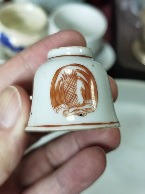 古玩陶瓷團鶴紋礬紅杯真品鑒賞圖