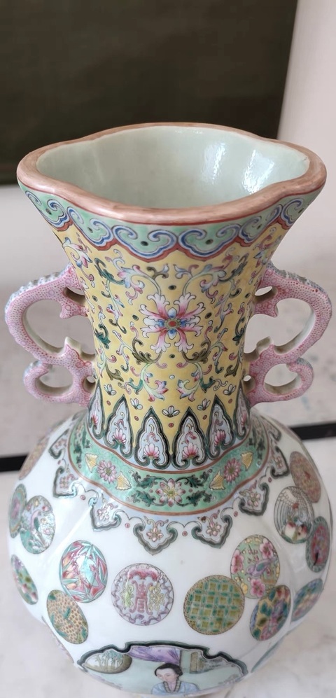 古玩陶瓷仕女紋粉彩瓶真品鑒賞圖