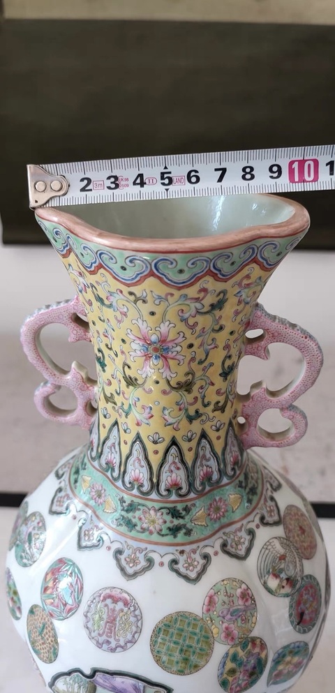 古玩陶瓷仕女紋粉彩瓶真品鑒賞圖