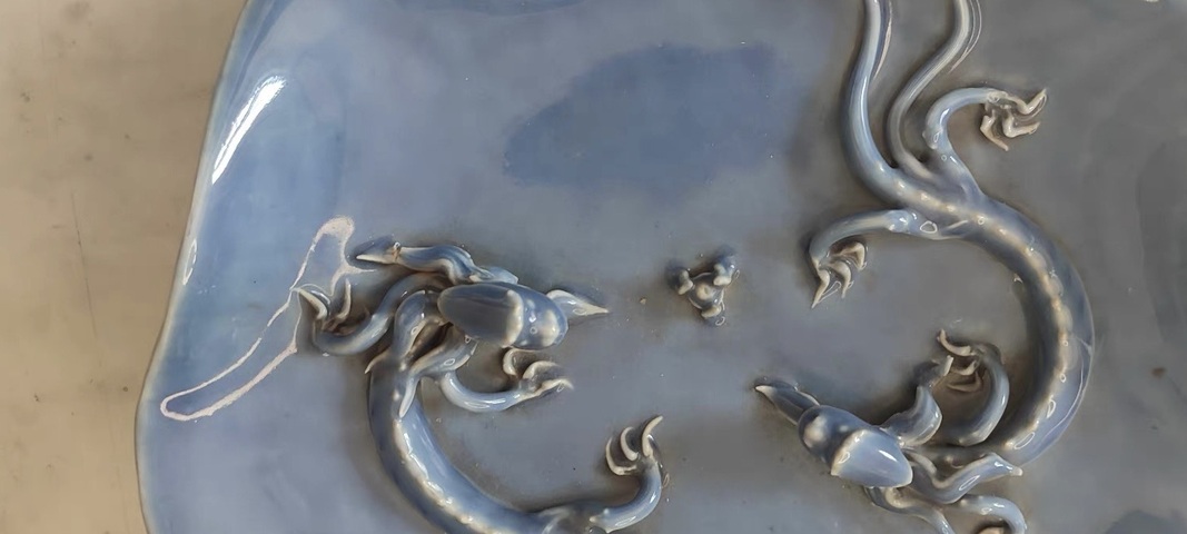 古玩陶瓷藍釉螭龍盤真品鑒賞圖