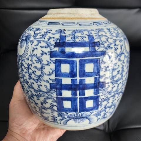 古玩陶瓷纏枝花囍字紋青花罐真品鑒賞圖
