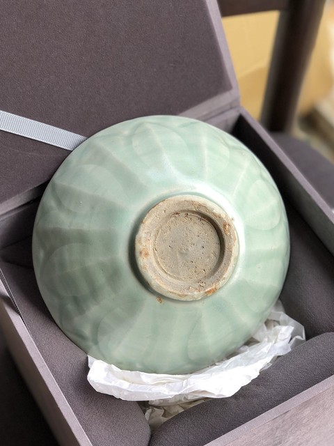古玩陶瓷龍泉青瓷刻仰蓮紋碗真品鑒賞圖