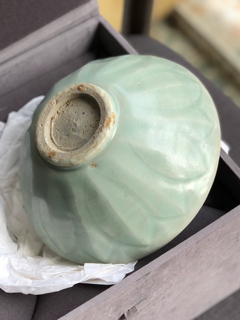 古玩陶瓷龍泉青瓷刻仰蓮紋碗真品鑒賞圖