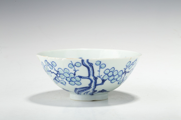 古玩陶瓷清乾隆·青花過墻梅紋玲瓏瓷碗真品鑒賞圖