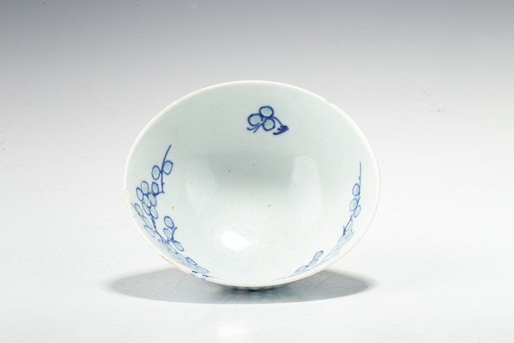 古玩陶瓷清乾隆·青花過墻梅紋玲瓏瓷碗真品鑒賞圖