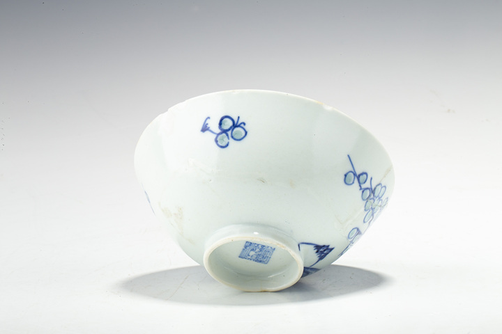 古玩陶瓷清乾隆·青花過墻梅紋玲瓏瓷碗真品鑒賞圖