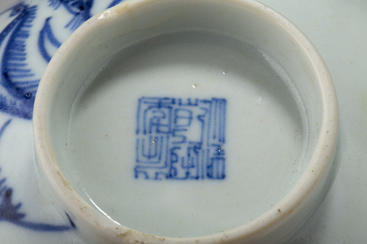 古玩陶瓷清乾隆·青花過墻梅紋玲瓏瓷碗真品鑒賞圖