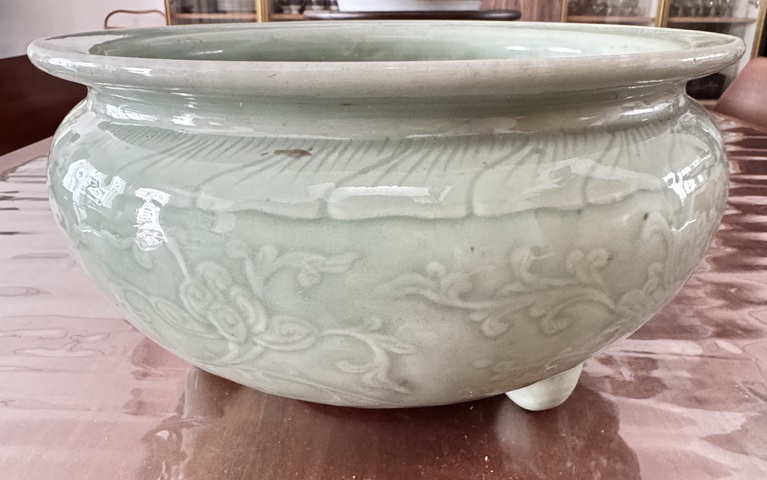 古玩陶瓷豆青釉花卉紋三足香爐真品鑒賞圖