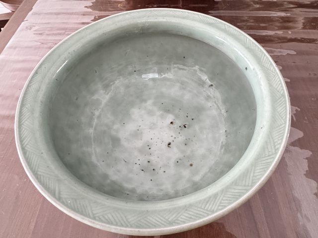 古玩陶瓷豆青釉花卉紋三足香爐真品鑒賞圖