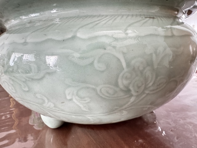 古玩陶瓷豆青釉花卉紋三足香爐真品鑒賞圖