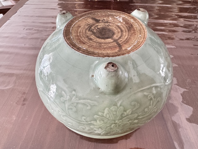 古玩陶瓷豆青釉花卉紋三足香爐真品鑒賞圖