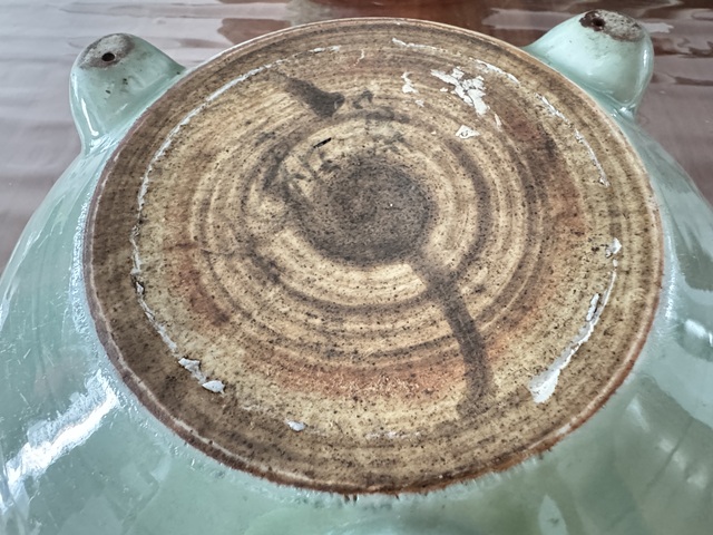 古玩陶瓷豆青釉花卉紋三足香爐真品鑒賞圖