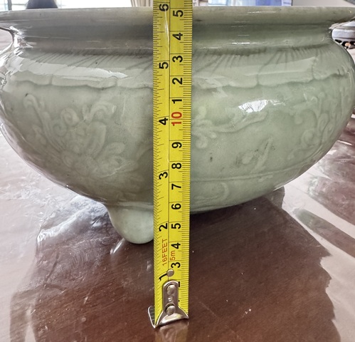 古玩陶瓷豆青釉花卉紋三足香爐真品鑒賞圖