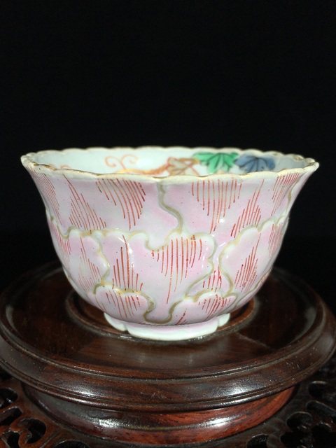 古玩陶瓷松鼠葡萄紋粉彩描金杯真品鑒賞圖