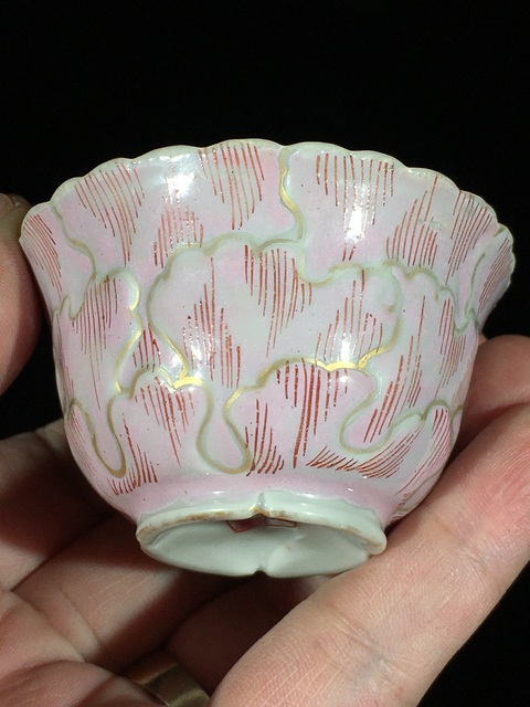古玩陶瓷松鼠葡萄紋粉彩描金杯真品鑒賞圖