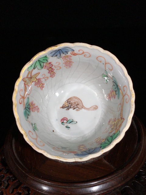 古玩陶瓷松鼠葡萄紋粉彩描金杯真品鑒賞圖