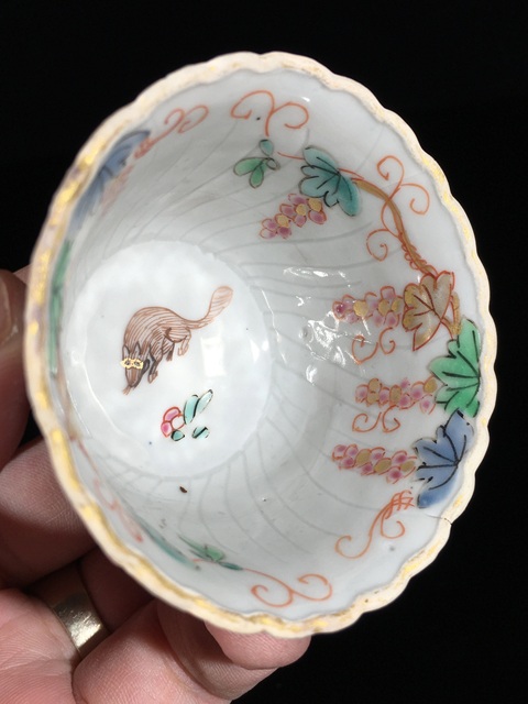 古玩陶瓷松鼠葡萄紋粉彩描金杯真品鑒賞圖
