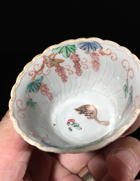 古玩陶瓷松鼠葡萄紋粉彩描金杯真品鑒賞圖