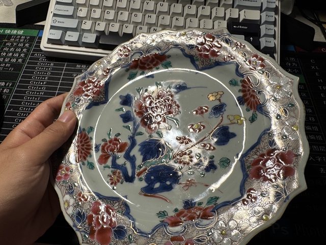 古玩陶瓷青花加彩花卉紋盤真品鑒賞圖