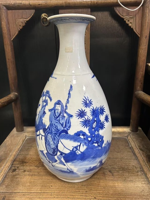 古玩陶瓷人物紋青花瓶真品鑒賞圖