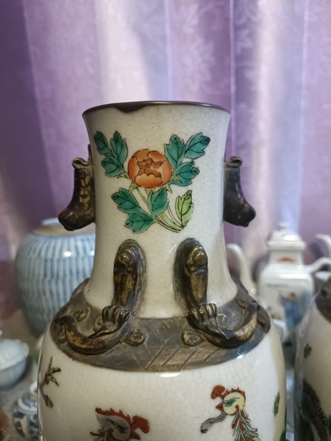 古玩陶瓷哥釉粉彩鳳穿牡丹獅耳瓶真品鑒賞圖