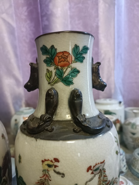 古玩陶瓷哥釉粉彩鳳穿牡丹獅耳瓶真品鑒賞圖