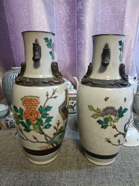 古玩陶瓷哥釉粉彩鳳穿牡丹獅耳瓶真品鑒賞圖