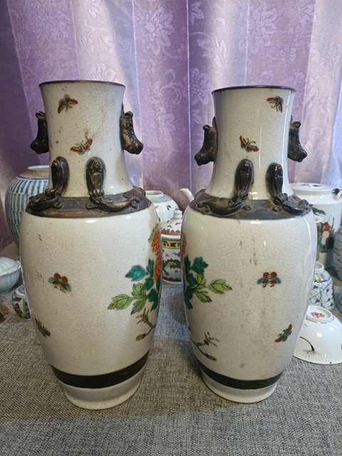 古玩陶瓷哥釉粉彩鳳穿牡丹獅耳瓶真品鑒賞圖