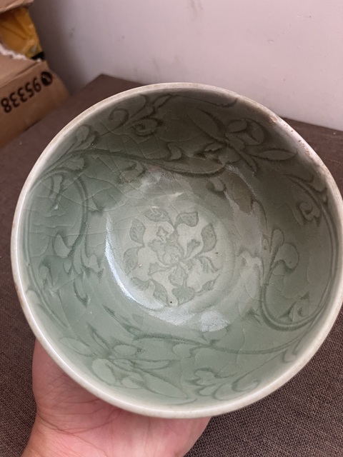 古玩陶瓷元代龍泉窯纏枝蓮紋刻花碗真品鑒賞圖