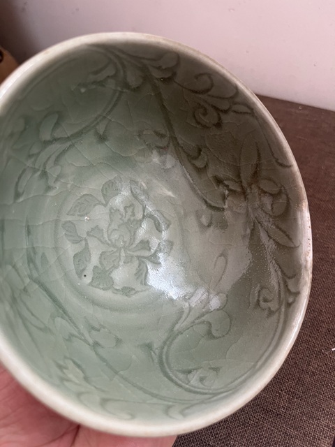 古玩陶瓷元代龍泉窯纏枝蓮紋刻花碗真品鑒賞圖