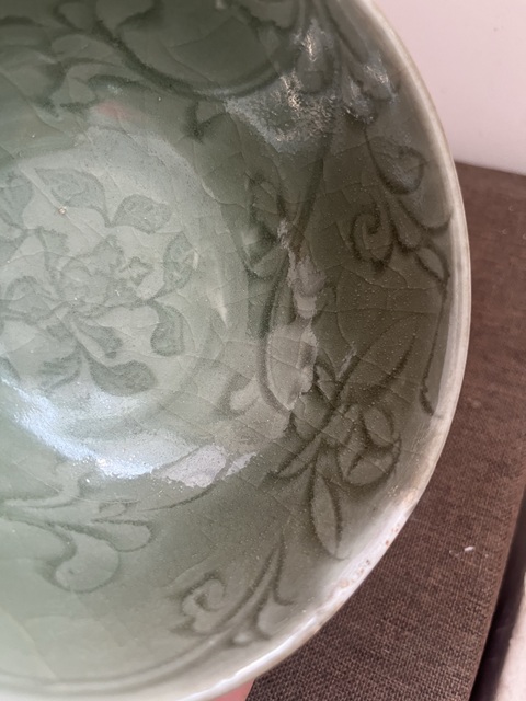 古玩陶瓷元代龍泉窯纏枝蓮紋刻花碗真品鑒賞圖