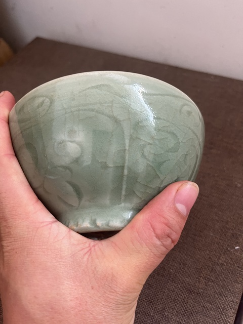 古玩陶瓷元代龍泉窯纏枝蓮紋刻花碗真品鑒賞圖