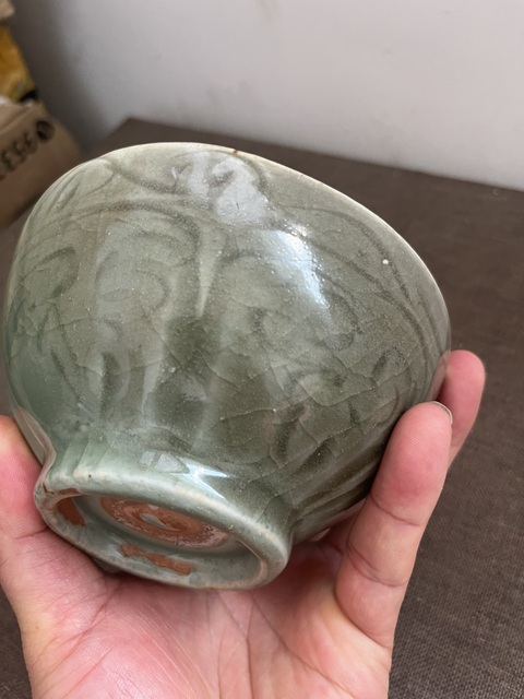 古玩陶瓷元代龍泉窯纏枝蓮紋刻花碗真品鑒賞圖