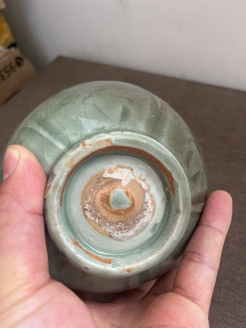 古玩陶瓷元代龍泉窯纏枝蓮紋刻花碗真品鑒賞圖