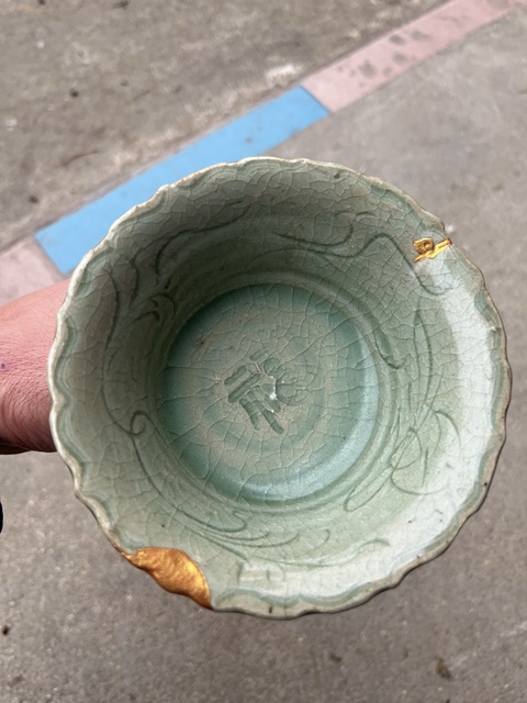 古玩陶瓷明代龍泉窯菱口刻花高足杯真品鑒賞圖