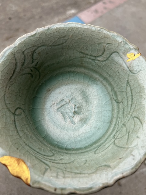 古玩陶瓷明代龍泉窯菱口刻花高足杯真品鑒賞圖