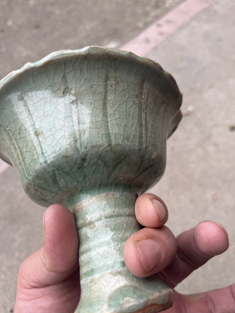 古玩陶瓷明代龍泉窯菱口刻花高足杯真品鑒賞圖