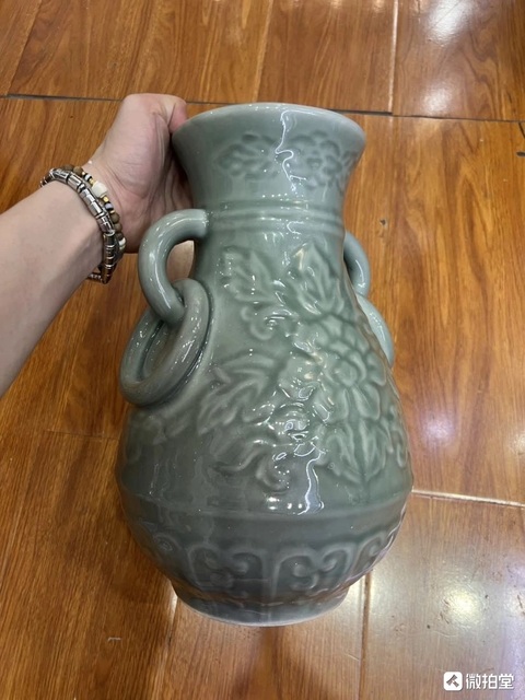 古玩陶瓷青釉花卉紋雙耳瓶真品鑒賞圖