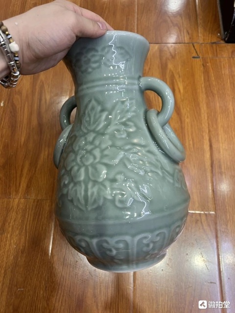 古玩陶瓷青釉花卉紋雙耳瓶真品鑒賞圖