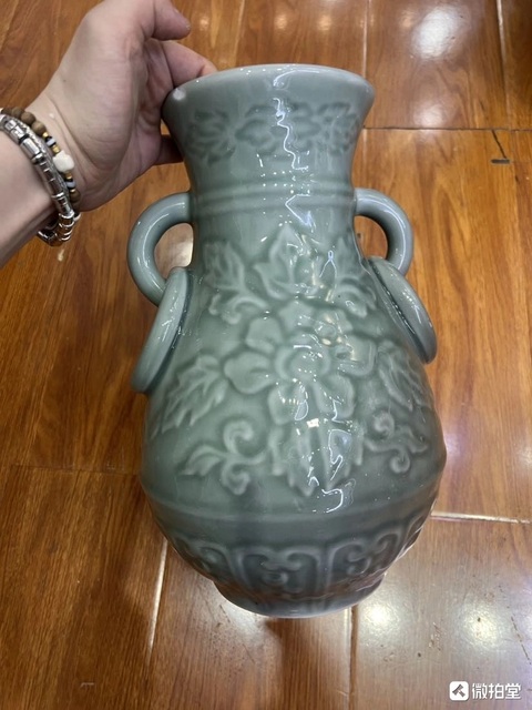 古玩陶瓷青釉花卉紋雙耳瓶真品鑒賞圖