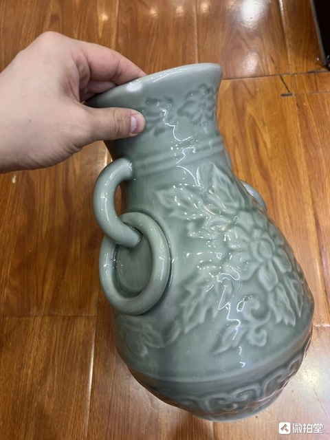 古玩陶瓷青釉花卉紋雙耳瓶真品鑒賞圖