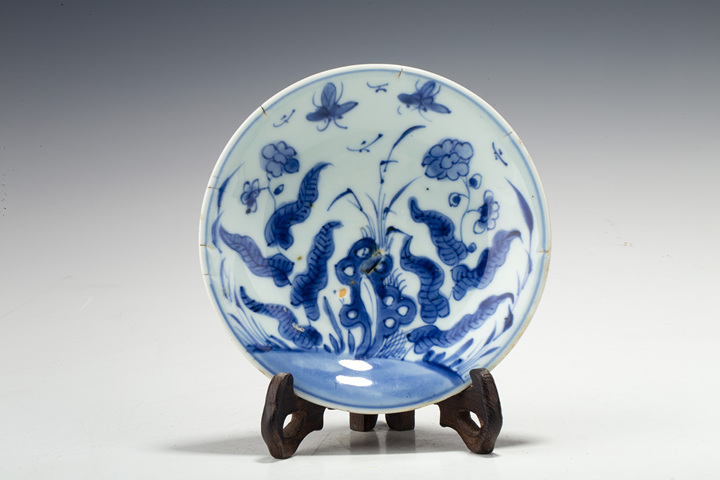 古玩陶瓷·外紫金釉內青花洞石花蝶紋盤
真品鑒賞圖